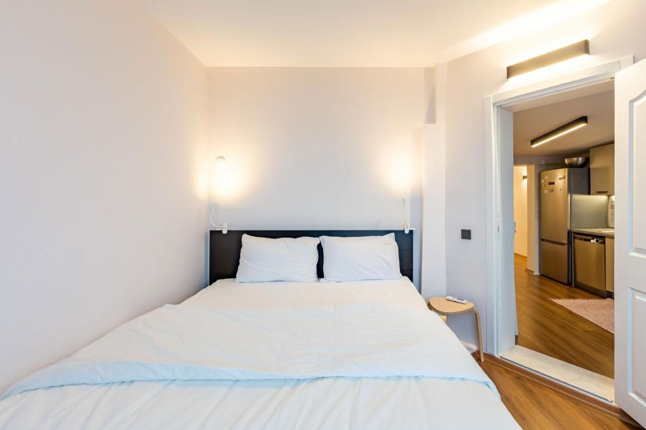 Daire Flat With Lovely Terrace Near Osmanbey Metro Station In Ferikoy, Sisli